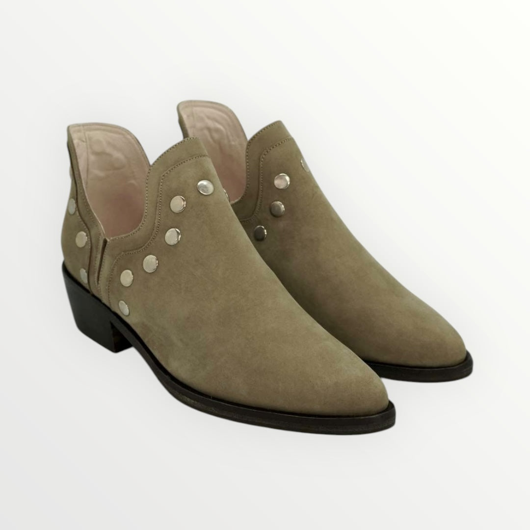 Kate Salvia Tachas