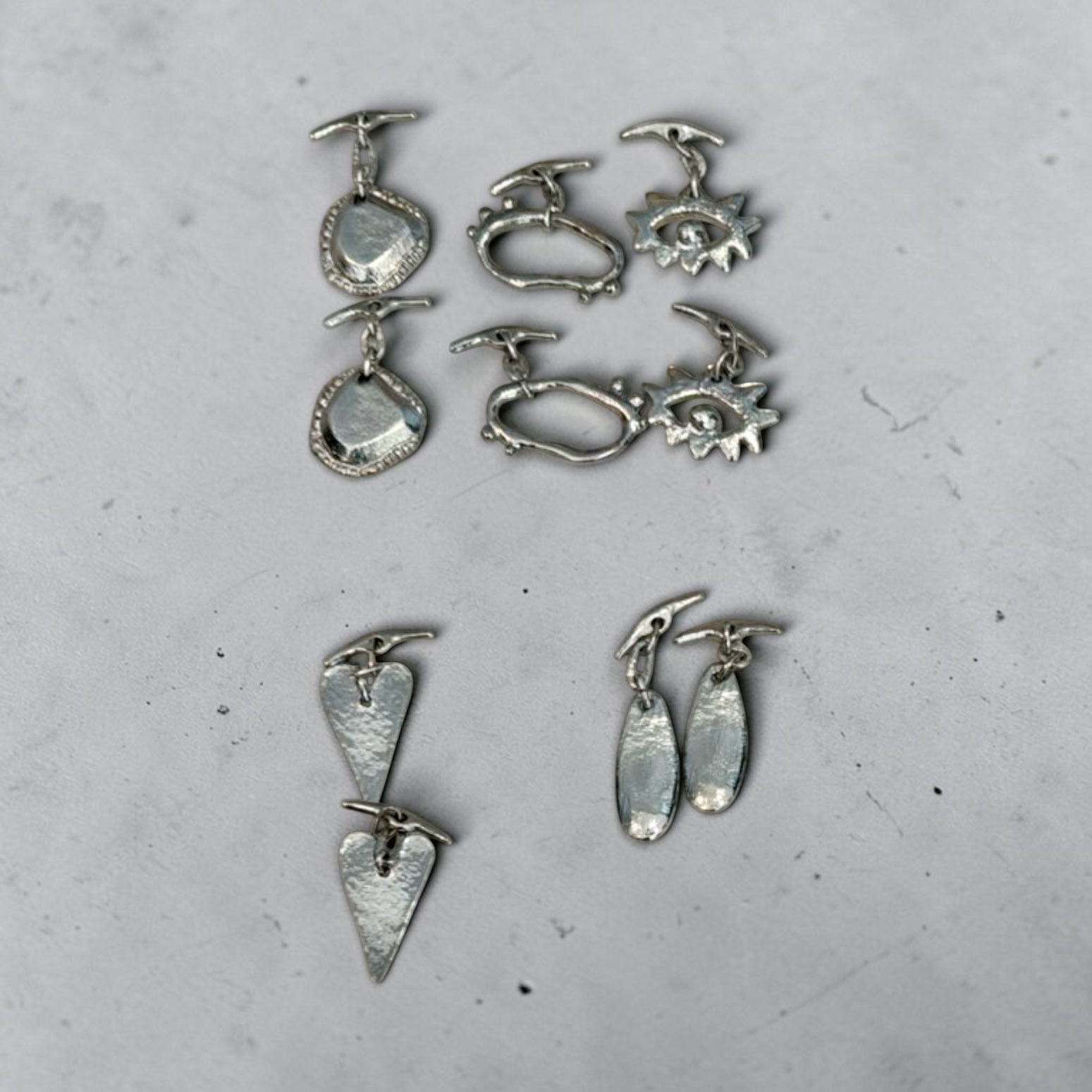Dije Metal Plateado