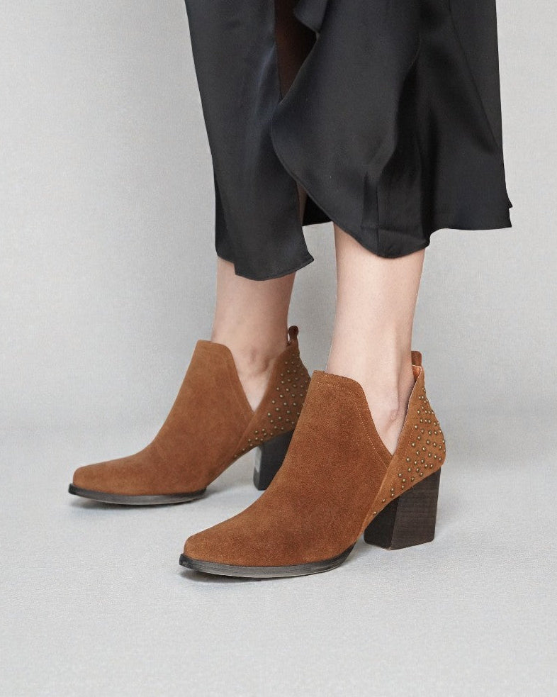 Aldana Gamuza Camel Tachas Atras