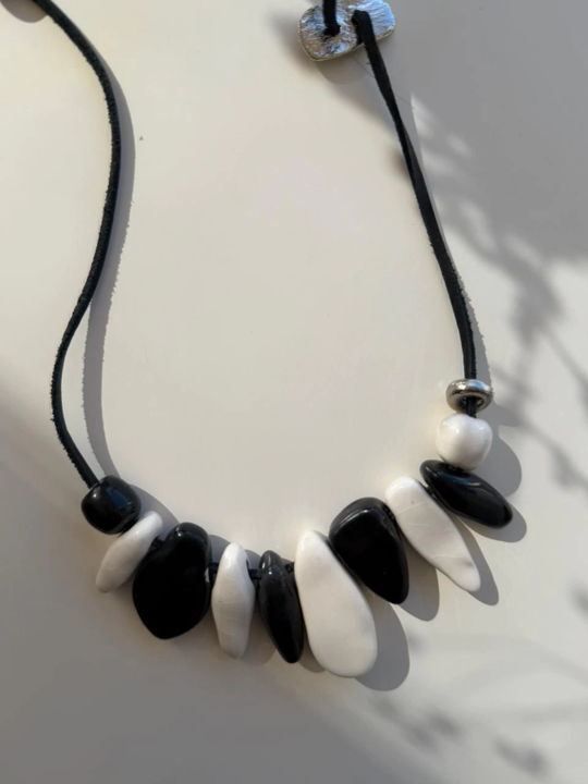 Collar Camada blanco y negro