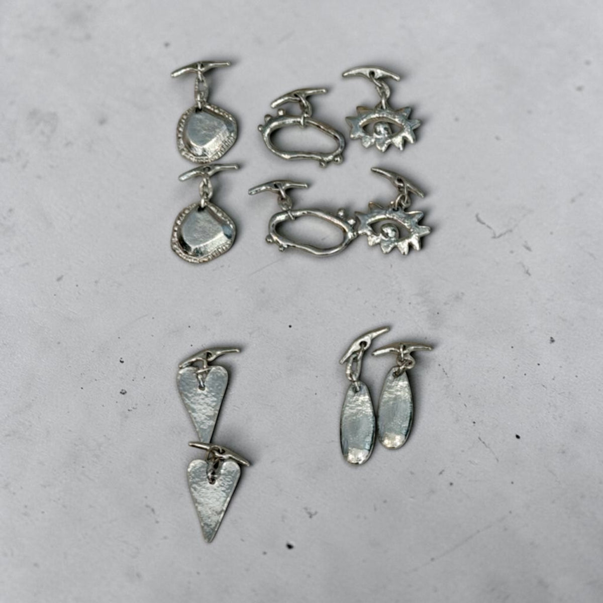 Dije Metal Plateado