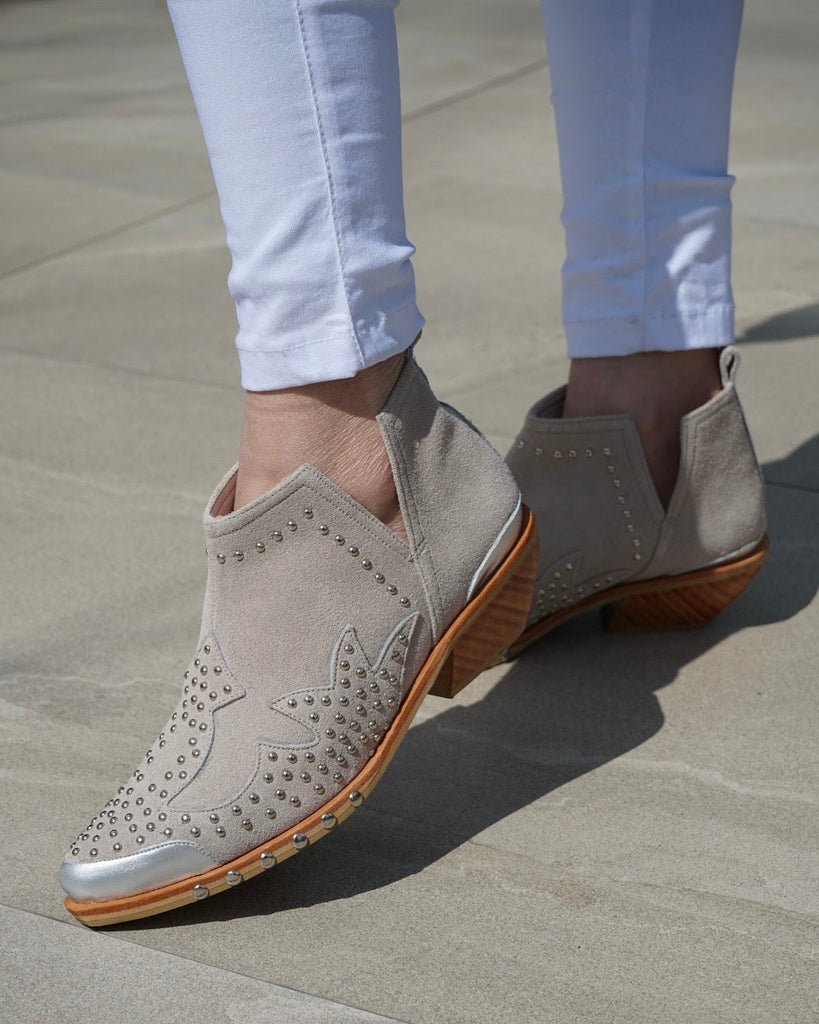 Benita Beige Tachas - Outlet