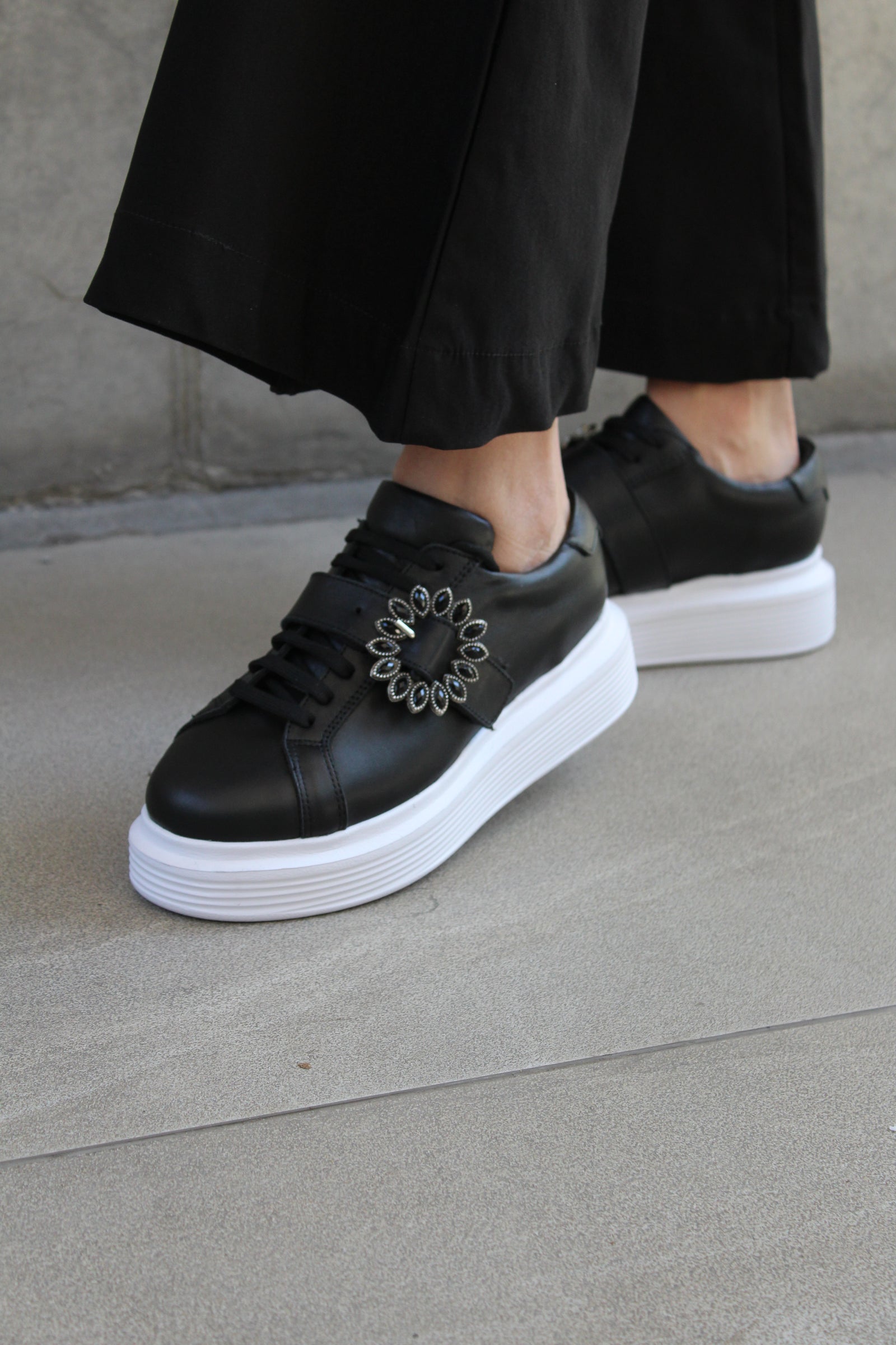 Zapatilla Round Negro