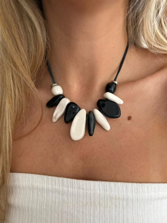 Collar Camada blanco y negro